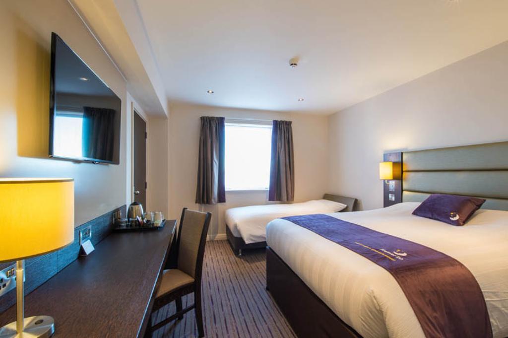Premier Inn High Wycombe/Beaconsfield מראה חיצוני תמונה